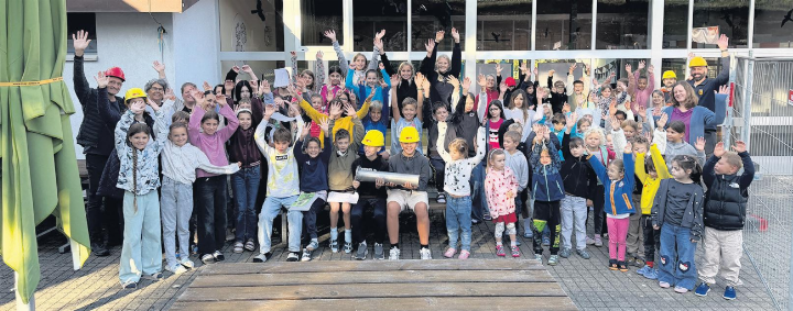Die Zeitkapsel wird versenkt und alle freuen sich auf die neue Turnhalle mit Namen «Strihe». Foto: Simone Rufli