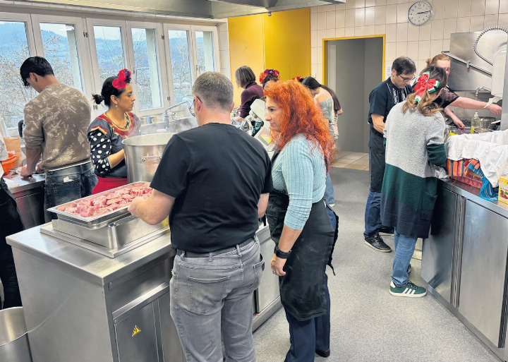 Gemeinsam kochen und sich kennenlernen: «Deutsch in der Küche» bringt Menschen zusammen. Foto: zVg