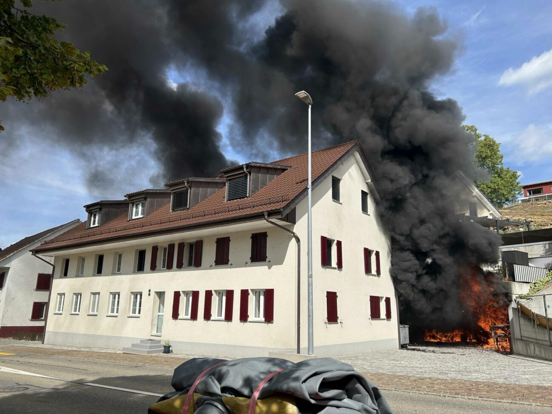Herznach: Brand in Tiefgarage - Das Bild wird blockiert. – Möglicherweise durch einen aktiven Adblocker.