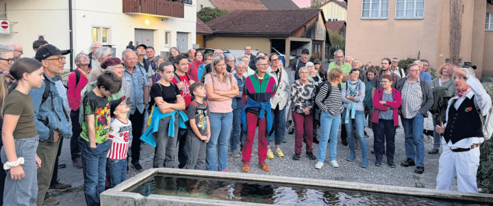Kaspar Lüscher (rechts) zog die Gruppe mit seinen Erzählungen in den Bann. Foto: Simone Rufli