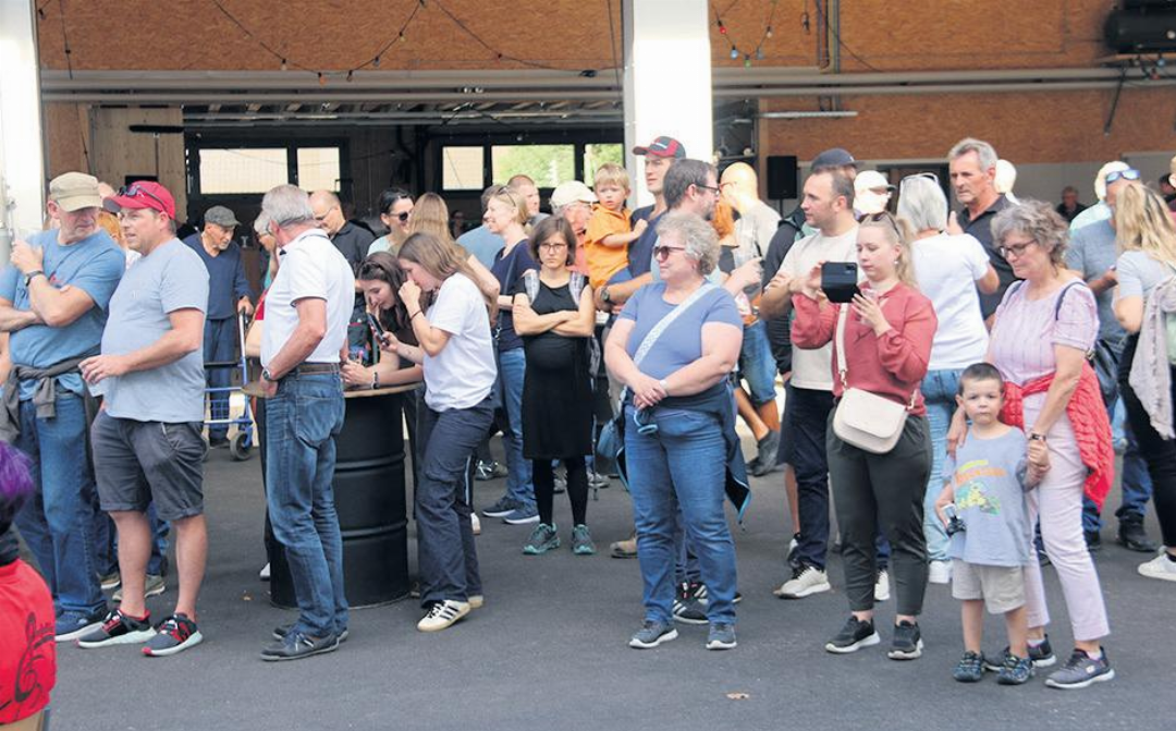 Grosser Aufmarsch: Am Samstag konnte die ganze Anlage der Feuerwehr Wabrig an einer Einweihungsfeier offiziell übergeben werden. Fotos: Hans Zemp Grosser Aufmarsch: Am Samstag konnte die ganze Anlage der Feuerwehr Wabrig an einer Einweihungsfeier offiziell übergeben werden. Fotos: Hans Zemp