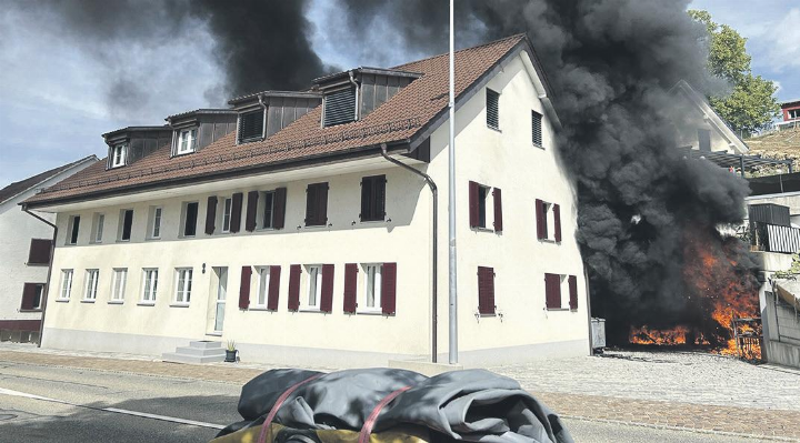 Die Rauchsäule war weitherum sichtbar. Foto: zVg
