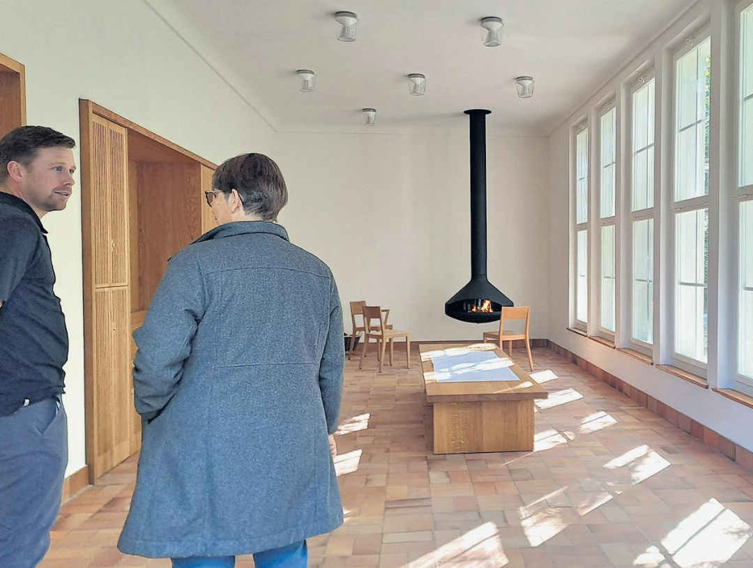 Lichtdurchflutet präsentiert sich die Aufbahrungshalle. Fotos: Petra Schumacher Lichtdurchflutet präsentiert sich die Aufbahrungshalle. Fotos: Petra Schumacher