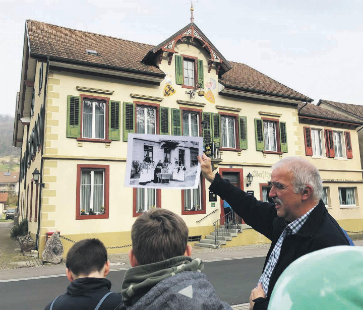 Wie Detektive folgen die Schüler und Schülerinnen den historischen Spuren im Dorf und spannen den Bogen bis in die Gegenwart; auf dem Bild Christoph Benz mit Schülern vor der «Krone» Wittnau . Foto: zVg