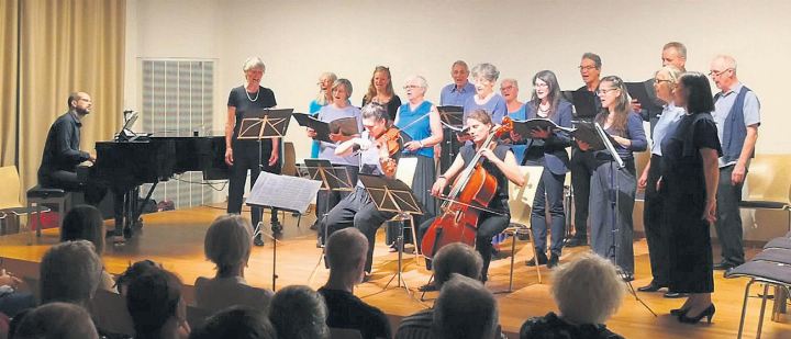 Die Chormitglieder waren dezent und individuell gekleidet: In Schwarz und Blau erinnerte die Kleidung an einen Nachthimmel und fügte sich passend in die Atmosphäre des Abends ein. Foto: zVg