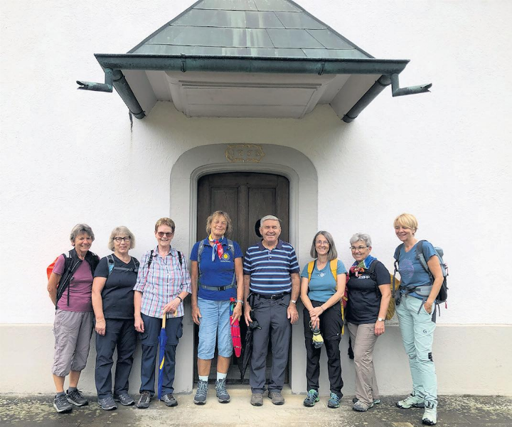 Die Kneipp-Wandergruppe bei der Kapelle in Leidikon. Fotos: Barbara Obrist