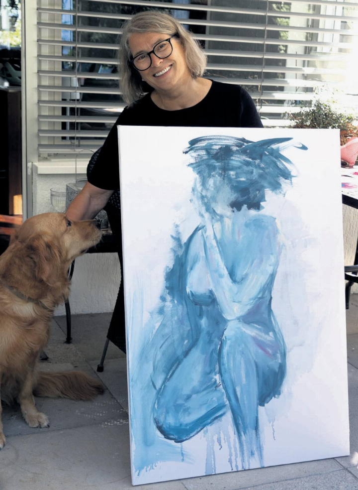 Andrea Imgraben und ihr Hund Lou mit einem ihrer selbstgemalten Bilder. Aktmalerei gehört zu ihren grossen Leidenschaften. Foto: Janine Tschopp