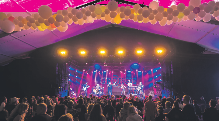 «George» mit Band gab den Startschuss für das 42. Schupfart Festival. Foto: Sina Kuratle-Horvath