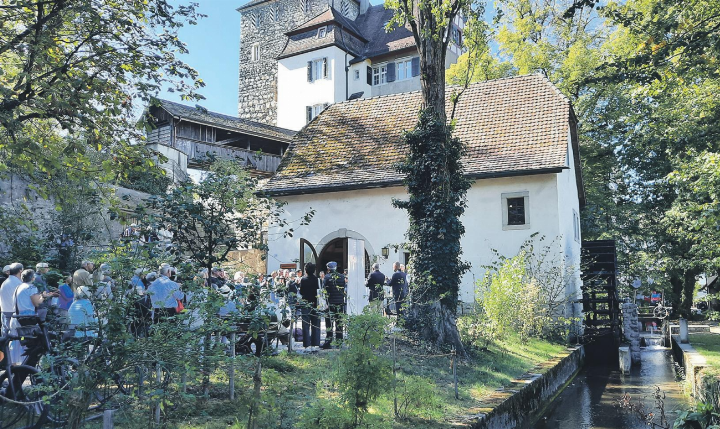 Viele Gäste feierten das 50-Jahr-Jubiläum der Mühle. Rechts das Wasserrad aus Bözen. Foto: Petra Schumacher Viele Gäste feierten das 50-Jahr-Jubiläum der Mühle. Rechts das Wasserrad aus Bözen. Foto: Petra Schumacher