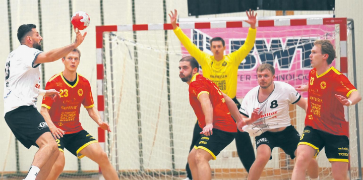 Mitch Giezeman, Nerdin Vunic und Finn Kreuzer verteidigen gegen Gossaus Rückraum Bujar Ramosaj und Kreis Robin Wipf. Foto: Christine Steck