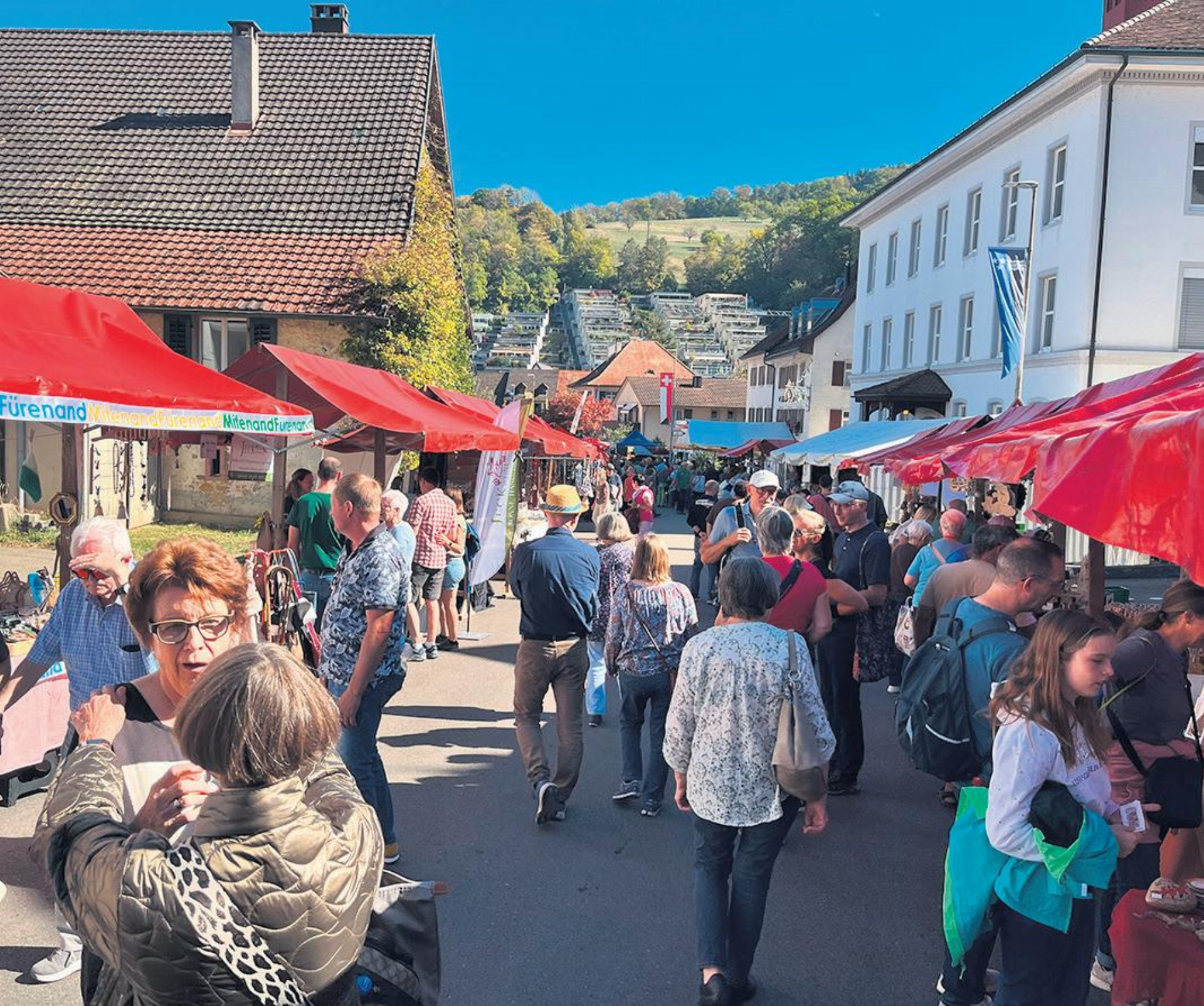 Zeiniger Märt mit vielen Besuchern - Das Bild wird blockiert. – Möglicherweise durch einen aktiven Adblocker.