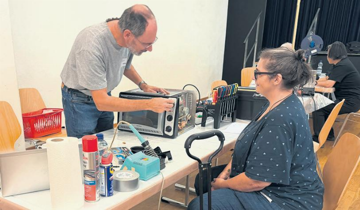 Reparateure haben den Dreh raus und hauchten so manchem Gebrauchsgegenstand neues Leben ein. Foto: zVg
