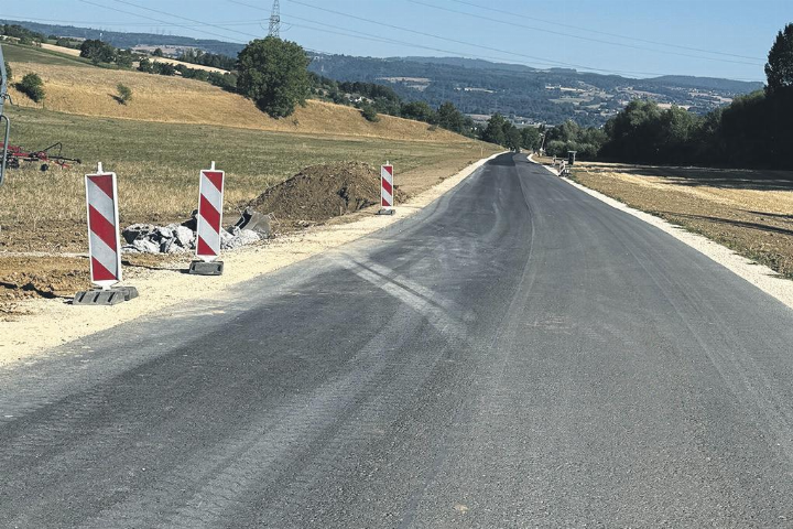Die Strasse zwischen Kaisten und Ortsteil Ittenthal wurde in den vergangenen Monaten saniert. Es fehlt noch der Deckbelag. Foto: Susanne Hörth