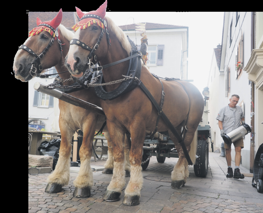 Oliver Müller lädt die Bierfässer vor der Gaststätte ab. Oliver Müller lädt die Bierfässer vor der Gaststätte ab.