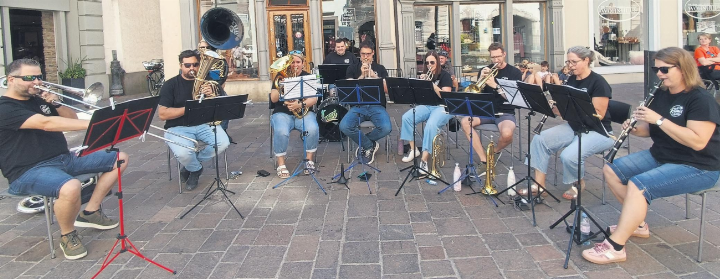 «Rhymix» ist ein kleines, feines Orchester und ganz neu. Es feierte Premiere mit einem Konzert in der Marktgasse. Foto: Petra Wunderle