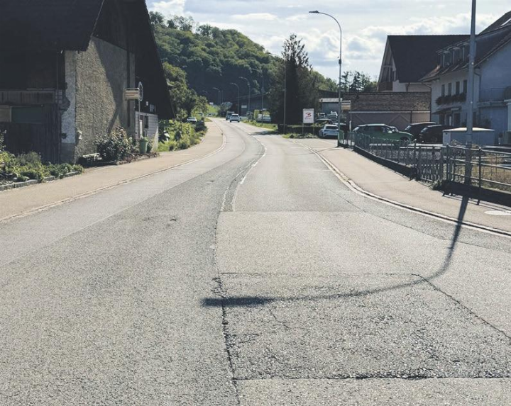 Der Deckbelag wird komplett entfernt und durch einen neuen, lärmoptimierten Belag ersetzt. Am nächsten Montag sollen die Bauarbeiten in Obermumpf beginnen. Fotos: zVg