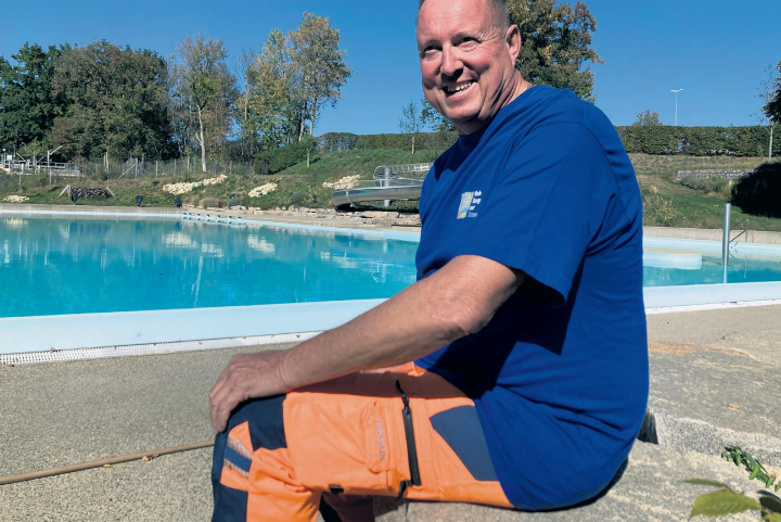 Hier unten kennt er jeden Zentimeter: Patrick Peter im Möhliner Schwimmbad – ein letztes Mal bereitet er die Anlage für den Winterschlaf vor. Foto: Ronny Wittenwiler Hier unten kennt er jeden Zentimeter: Patrick Peter im Möhliner Schwimmbad – ein letztes Mal bereitet er die Anlage für den Winterschlaf vor. Foto: Ronny Wittenwiler