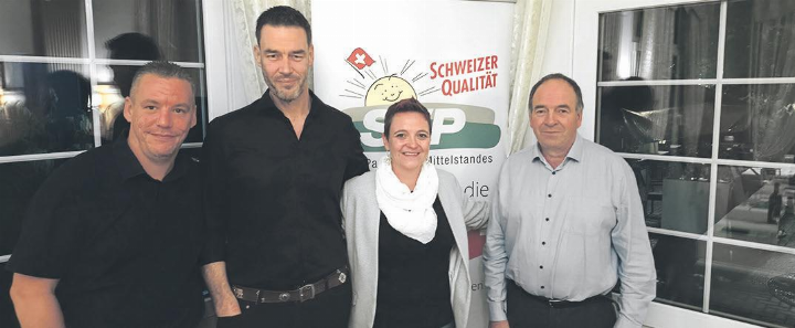 Manuel Ackermann (links), Präsident SVP Kaiseraugst, mit den Nationalräten Christoph Riner, Stefanie Heimgartner und Alois Huber. Foto: zVg