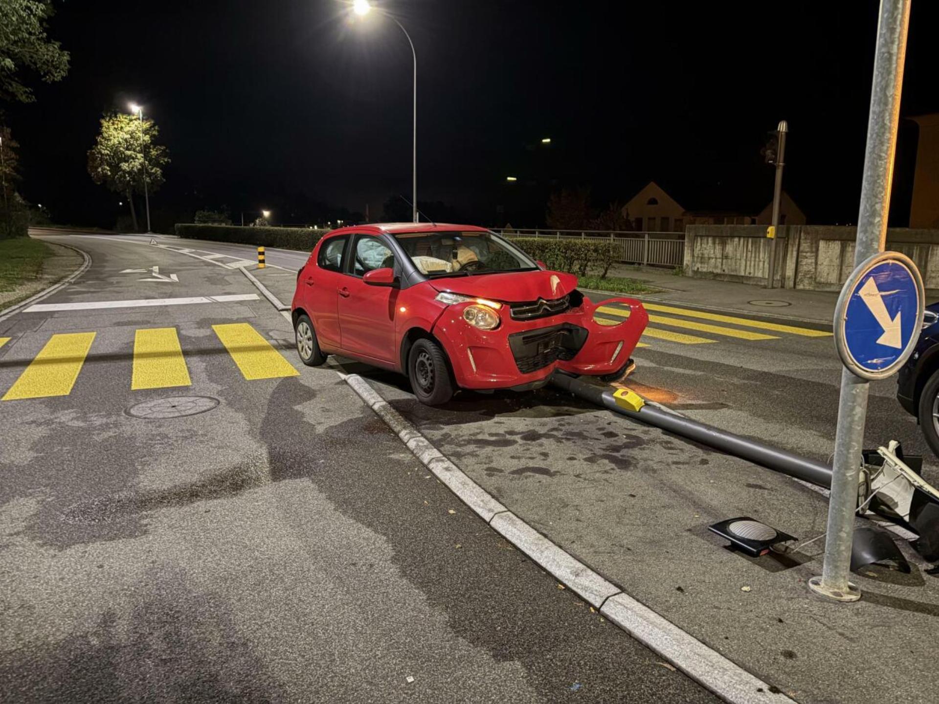 Mit Auto gegen Signalmast geprallt - Das Bild wird blockiert. – Möglicherweise durch einen aktiven Adblocker.