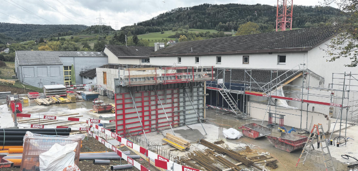 Mit dem Bau der neuen Turnhalle geht es planmässig voran. Foto: Simone Rufli