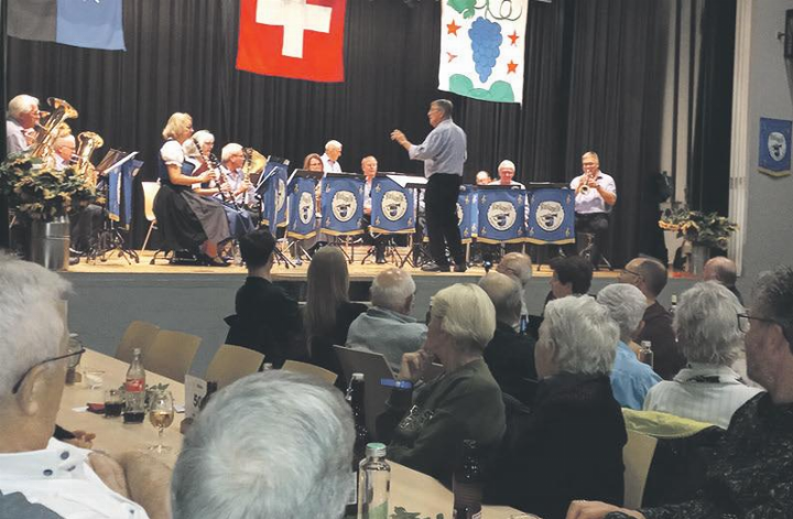 Die Argovia-Musikanten (links) beschenkten sich zum 30-Jahr-Jubiläum mit den «Nord-Süd-Ost Böhmischen».
Fotos: zVg