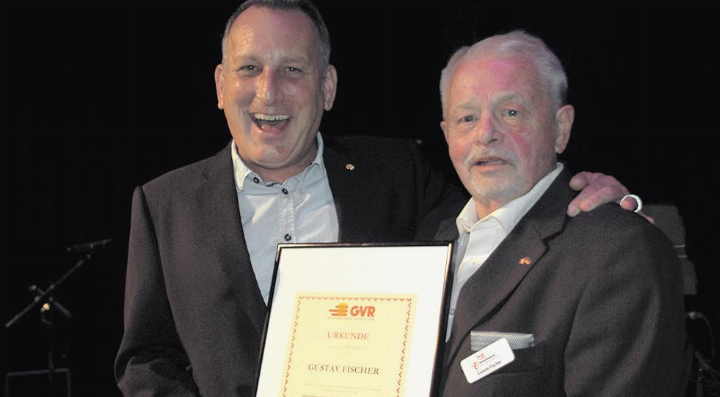 Raymond Keller (links) ernennt Gusti Fischer zum Ehrenmitglied des Schweizer Gewerbevereins. Foto: Petra Wunderle