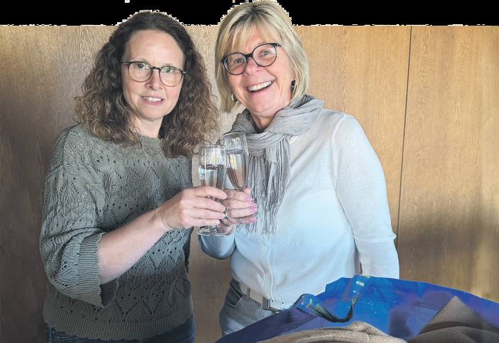 Daniela Stäuble (links) und Yvonne Müller stossen schon mal auf das Jubiläum an. Foto: Simone Rufli Daniela Stäuble (links) und Yvonne Müller stossen schon mal auf das Jubiläum an. Foto: Simone Rufli