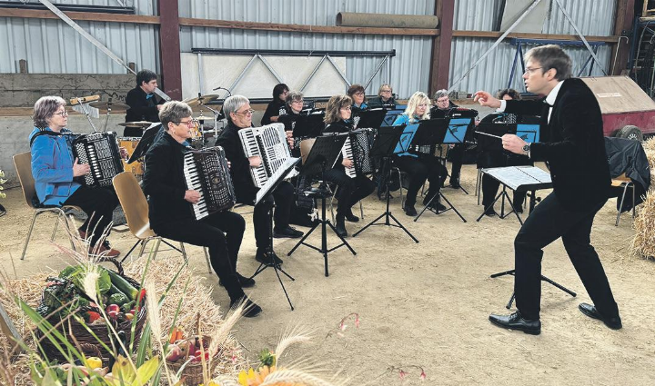 Das Harmonika Orchester-Möhlin unter der Leitung von David Meyer brachte musikalischen Schwung in die Feier. Foto: Fritz Imhof Das Harmonika Orchester-Möhlin unter der Leitung von David Meyer brachte musikalischen Schwung in die Feier. Foto: Fritz Imhof