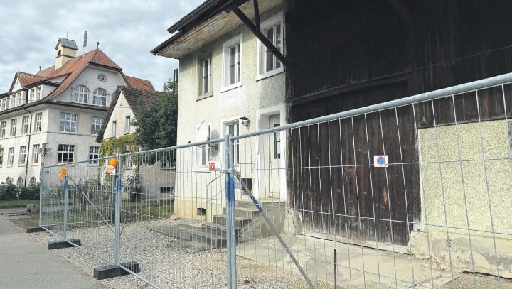 Vor dem Schulhaus Wurmatt (ganz links) befinden sich die gemeindeeigenen Altliegenschaften Schulhausstrasse 8 und 10. Sie sollen für das geplante Zentrum für Kinderbetreuung weichen. Foto: Susanne Hörth