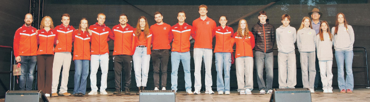 Die erfolgreichen Sportlerinnen und Sportler zusammen mit Stadtammann René Leuenberger (Dritter von rechts) auf der hela-Bühne. Foto: Jörg Wägli