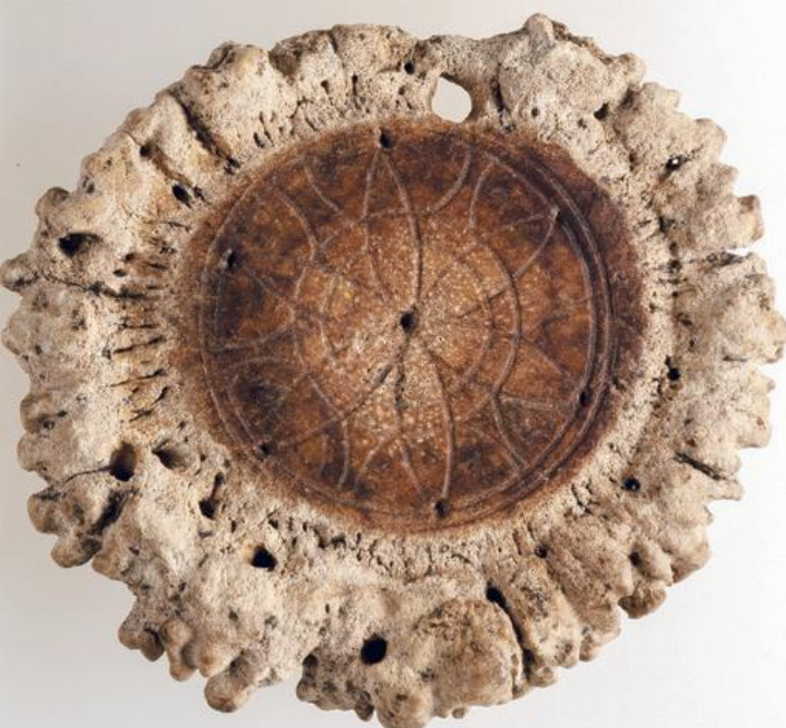 Hirschgeweih-Rosette (Durchmesser 8 cm) – ein typisches, wenn auch nicht sehr häufiges Amulett aus dem frühen Mittelalter. Foto: Kantonsarchäologie Aargau