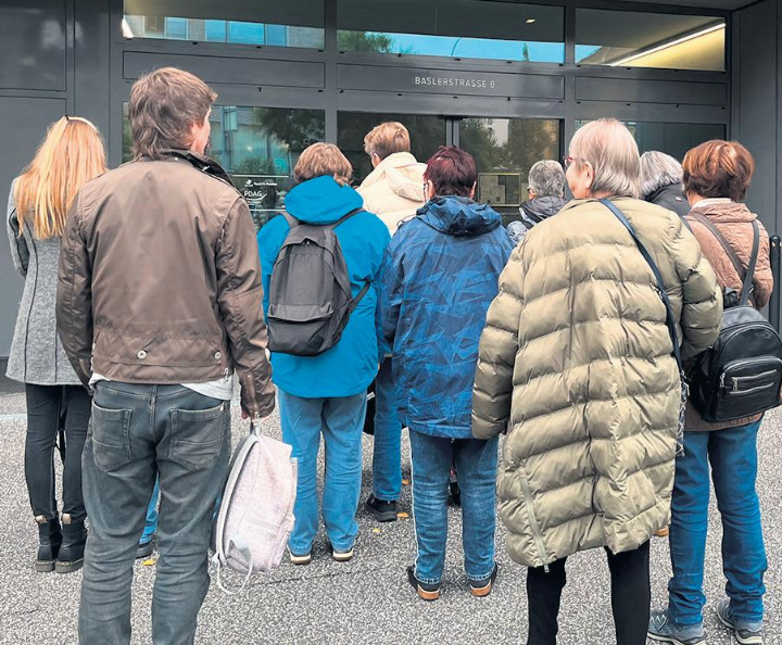 Stehen bald auf der Strasse: Viele bisherige Patientinnen und Patienten können das Tageszentrum der Psychiatrischen Dienste Aargau im Rheinfelder Salmenpark bald nicht mehr nutzen. Foto: Valentin Zumsteg