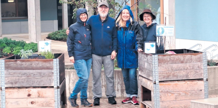 Das «Bunte Beete»-Team: Sandra Lehner, Michael Bittner, Petra Schumacher und Susi Schauli gärtnern bei jedem Wetter. Fotos: zVg Das «Bunte Beete»-Team: Sandra Lehner, Michael Bittner, Petra Schumacher und Susi Schauli gärtnern bei jedem Wetter. Fotos: zVg
