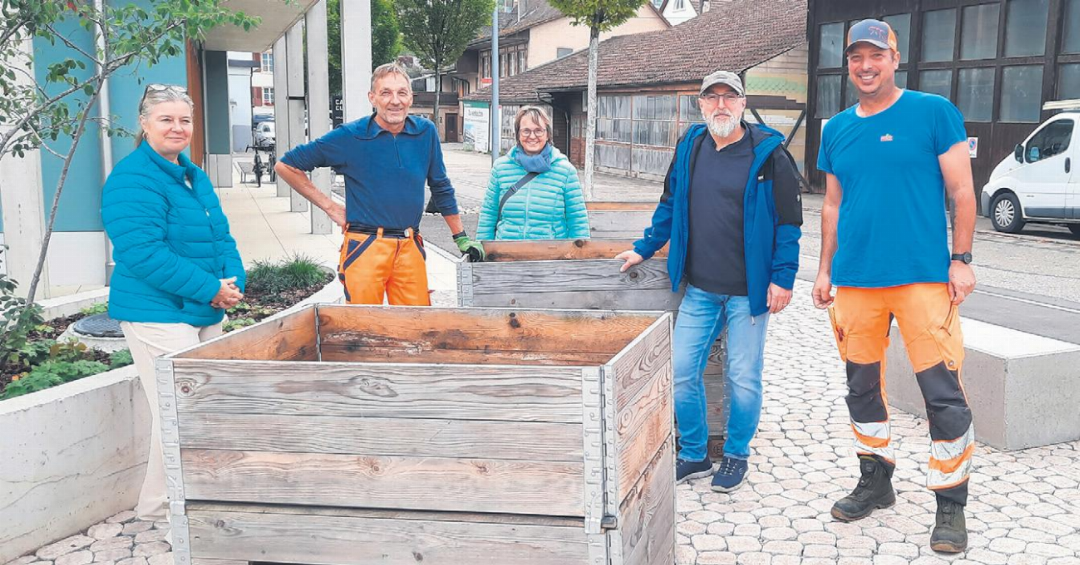 Teamwork bei der Zügelaktion – im Beisein von Sabine Datz (links), Michael Bittner und Susi Schauli wurden von Eiker Werkhofmitarbeitern die Hochbeete aufgestellt . Teamwork bei der Zügelaktion – im Beisein von Sabine Datz (links), Michael Bittner und Susi Schauli wurden von Eiker Werkhofmitarbeitern die Hochbeete aufgestellt .