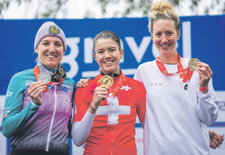 Lea Huber mit der Goldmedaille, links Nicole Koller (Silber), rechts Elena Hartmann (Bronze). Foto: crossroads GmbH