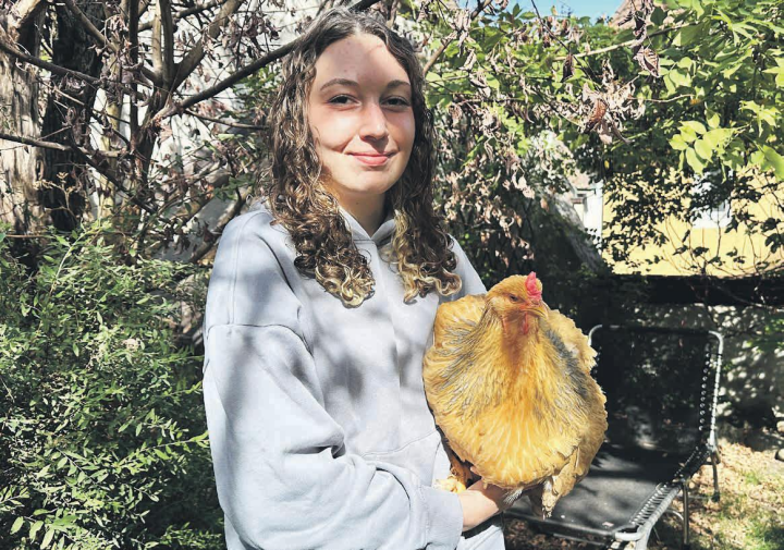 Savannah Zollinger mit Pippin im Garten. Foto: Andrea Worthmann Savannah Zollinger mit Pippin im Garten. Foto: Andrea Worthmann