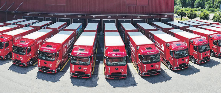 Fein säuberlich aufgereiht: 14 der 22 neuen Fahrzeuge der OTTO