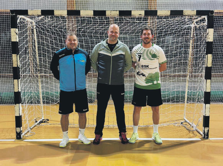 Von links: Roman Brogli (Handballchef TV Stein), Joel Flesch (Trainer SG TV Schupfart) und Adrian Ruflin (Vorstand TV Schupfart). Foto: zVg