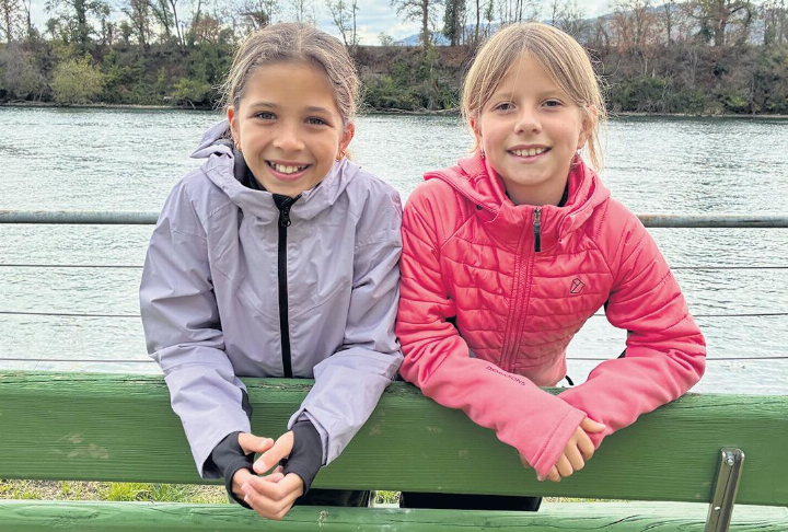 «Giulia Ribeiro Farinha und Naomi Agamemnon (beide 10 Jahre alt und aus Rheinfelden und Möhlin) haben den Schatz in Mumpf gefunden!» Foto: Ramona Agamemnon