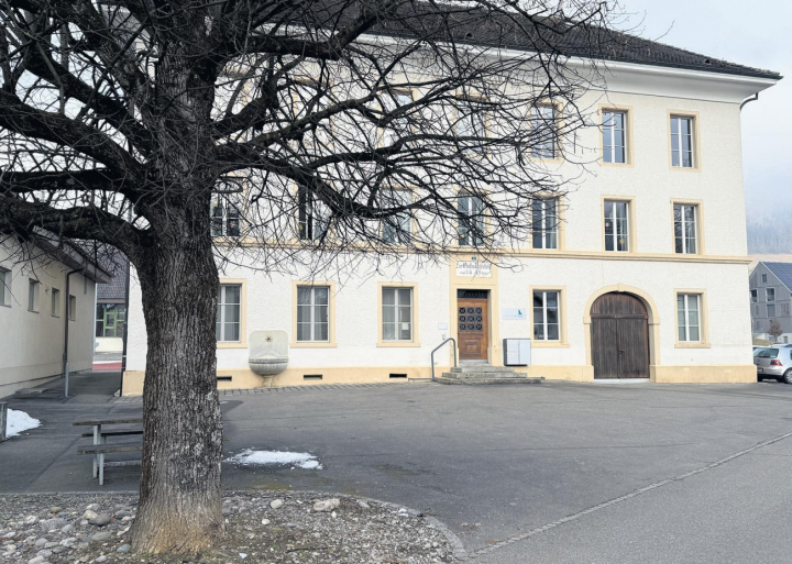 Auf dem Vorplatz des Gemeindehauses lag am Montag haufenweise WC-Papier. Foto: Archiv sir