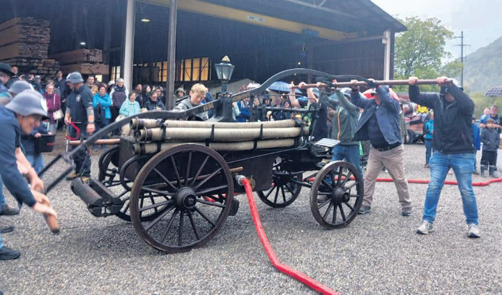 Die Feuerwehr-Handdruckspritze Jahrgang 1898 in Aktion.