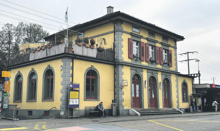 Auch wenn rundherum fast alles ändert, das Bahnhofgebäude bleibt bestehen. Foto: Valentin Zumsteg