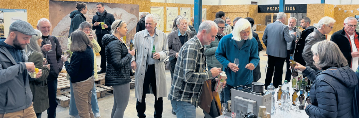 Anstossen auf das Vergangene und Gespräche führen über die Zukunft: Die geladenen Gäste beim Apéro in der Ausstellungshalle neben dem Sauriermuseum. Fotos: Simone Rufli