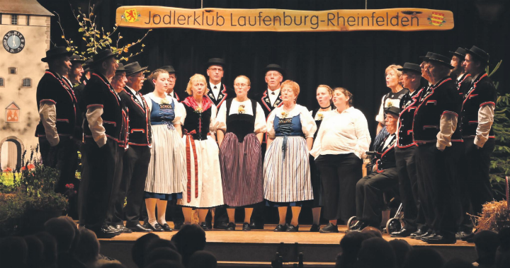 Der Jodlerklub Laufenburg-Rheinfelden feiert seinen Geburtstag vor viel Publikum. Fotos: Ludwig Dünner