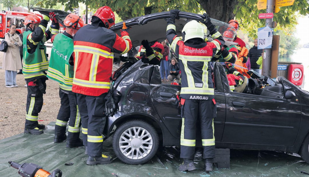 Hier wird eine Person aus einem verunfallten Fahrzeug gerettet. Hier wird eine Person aus einem verunfallten Fahrzeug gerettet.