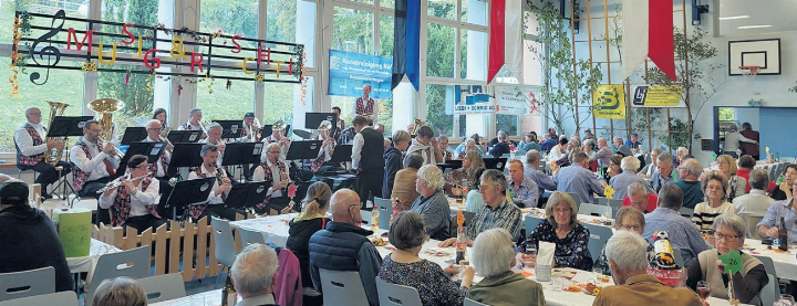 Fröhliche Stimmung bei «Musig und Röschti» in Hornussen. Foto: zVg