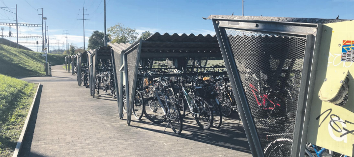 Immer wieder von Vandalismus heimgesucht: Der Velo-Unterstand beim Bahnhof am Efeuweg. Foto: Ronny Wittenwiler