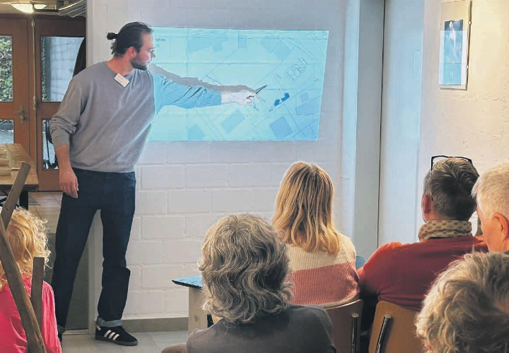 Grabungstechniker Jakob Erhard zeigt, wo die archäologisch wertvollen Funde gemacht wurden. Foto: Sonja Fasler Grabungstechniker Jakob Erhard zeigt, wo die archäologisch wertvollen Funde gemacht wurden. Foto: Sonja Fasler