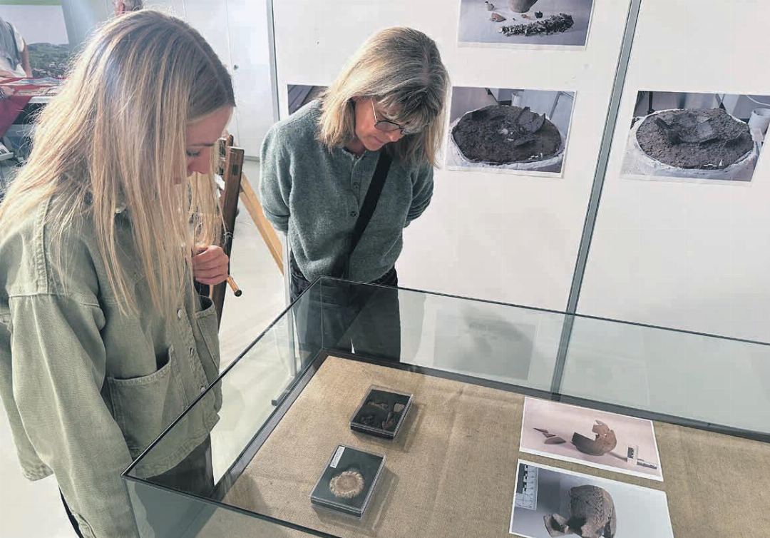 Vor allem das Amulett aus Hirschgeweih, das als Schutz- und Glückssymbol gedient haben dürfte (im Vordergrund), zog die Blicke auf sich. Foto: Sonja Fasler Vor allem das Amulett aus Hirschgeweih, das als Schutz- und Glückssymbol gedient haben dürfte (im Vordergrund), zog die Blicke auf sich. Foto: Sonja Fasler