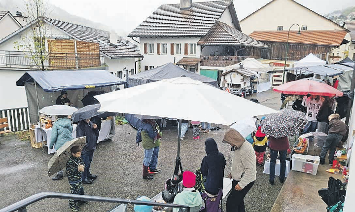 Ohne Regenschirm ging nichts. Foto: zVg Ohne Regenschirm ging nichts. Foto: zVg